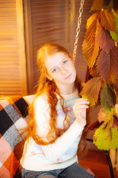 Adolescente Rousse Dans Studio Dans Paysage Automne Avec Des Feuilles — Photo