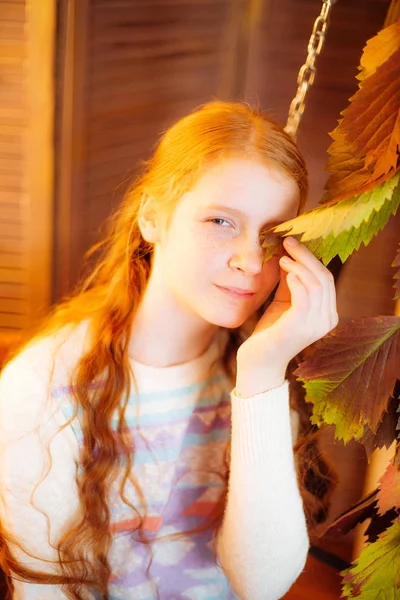 Κοκκινομάλλα Έφηβος Κορίτσι Ένα Στούντιο Στο Φθινόπωρο Τοπίο Κίτρινα Φύλλα — Φωτογραφία Αρχείου
