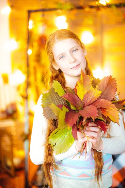 Рыжеволосая Девочка Подросток Студии Осеннего Пейзажа Желтыми Листьями — стоковое фото