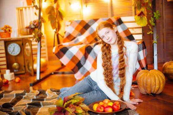 Chica Adolescente Pelirroja Estudio Paisaje Otoño Con Hojas Amarillas Manzanas —  Fotos de Stock