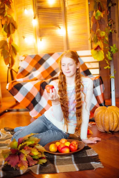 Adolescente Rousse Dans Studio Dans Paysage Automne Avec Des Feuilles — Photo