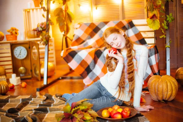红头发十几岁的女孩在一个工作室在秋天的风景与黄叶和苹果 — 图库照片