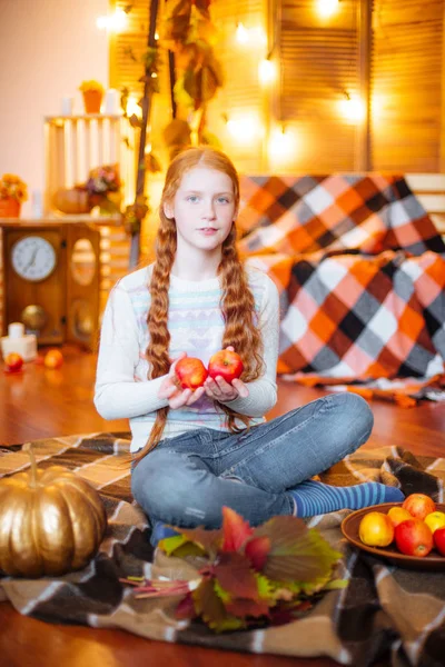 红头发十几岁的女孩在一个工作室在秋天的风景与黄叶和苹果 — 图库照片