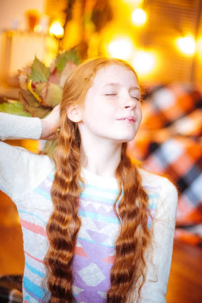 红头发十几岁的女孩在一个工作室在秋天的风景与黄叶 — 图库照片