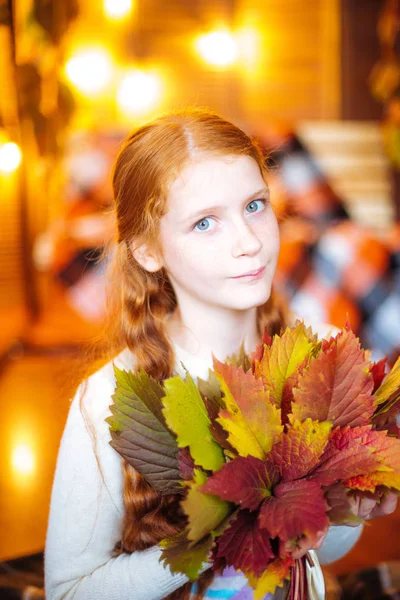 红头发十几岁的女孩在一个工作室在秋天的风景与黄叶 — 图库照片