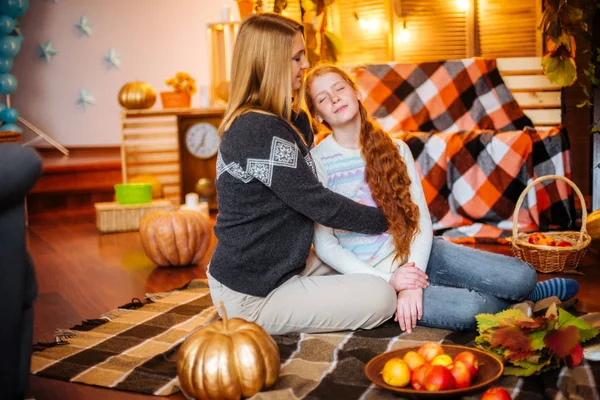 Menina Adolescente Cabelos Vermelhos Sua Mãe Estúdio Cenário Outono Com — Fotografia de Stock