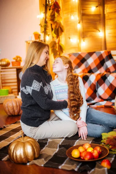 Zrzavý Dívenky Její Máma Ateliéru Pádu Scenérie Žlutým Listy Přikrývky — Stock fotografie