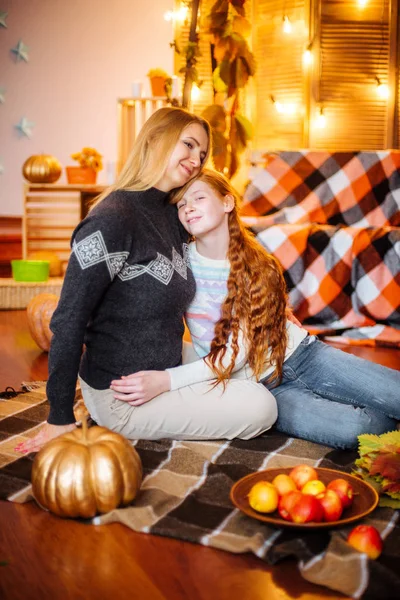 Rothaarige Teenagerin Und Ihre Mutter Atelier Der Herbstkulisse Mit Gelben — Stockfoto