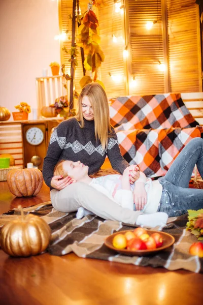 Rothaarige Teenagerin Und Ihre Mutter Atelier Der Herbstkulisse Mit Gelben — Stockfoto