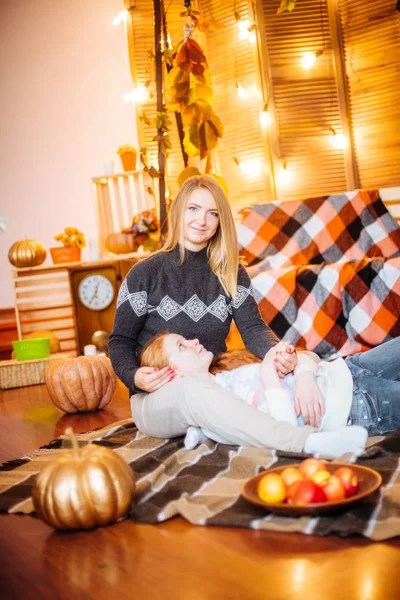 Rothaarige Teenagerin Und Ihre Mutter Atelier Der Herbstkulisse Mit Gelben — Stockfoto