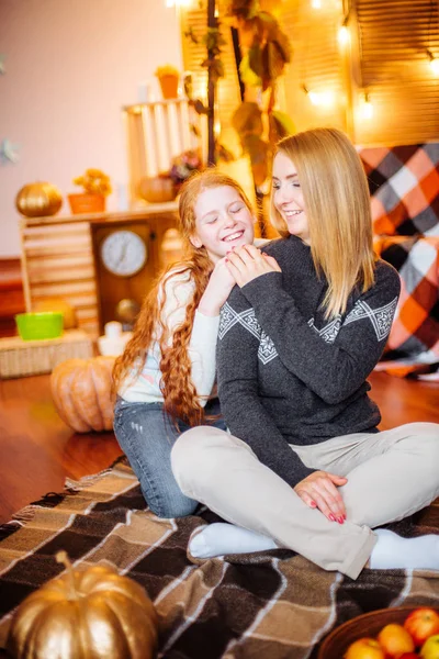 Zrzavý Dívenky Její Máma Ateliéru Pádu Scenérie Žlutým Listy Přikrývky — Stock fotografie