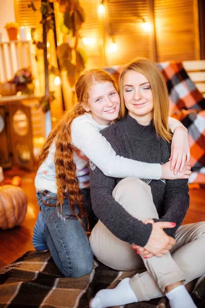 Κοκκινομάλλα Έφηβος Κορίτσι Και Μάνα Της Στο Στούντιο Φθινόπωρο Τοπίο — Φωτογραφία Αρχείου