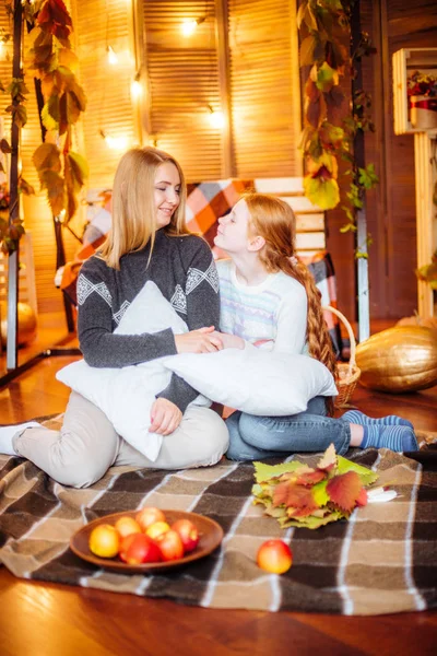 Jeune Fille Aux Cheveux Roux Mère Dans Studio Dans Décor — Photo