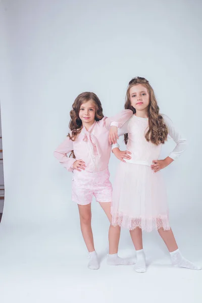 Симпатичні Маленькі Дівчата Кучерявим Волоссям Модному Одязі Білого Рожевого Студії — стокове фото
