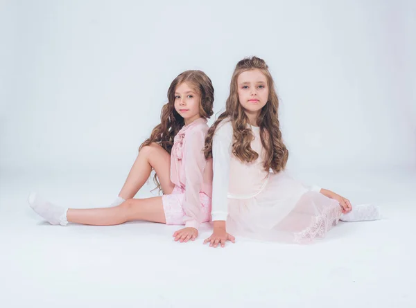 Симпатичні Маленькі Дівчата Кучерявим Волоссям Модному Одязі Білого Рожевого Студії — стокове фото