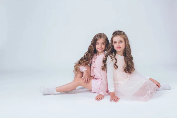 Meninas Bonitos Com Cabelo Encaracolado Roupas Moda Branco Rosa Estúdio — Fotografia de Stock