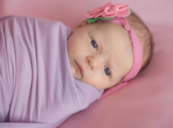 Niña Vendaje Floral Una Manta Rosa Acostada Sobre Una Manta — Foto de Stock