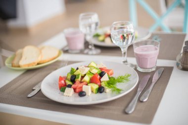 Taze salatalık, domates, tatlı biber, marul, kırmızı soğan, beyaz peynir ve zeytinyağlı zeytin. Sağlıklı yemek, en iyi manzara.