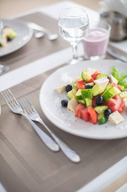 Taze salatalık, domates, tatlı biber, marul, kırmızı soğan, beyaz peynir ve zeytinyağlı zeytin. Sağlıklı yemek, en iyi manzara.