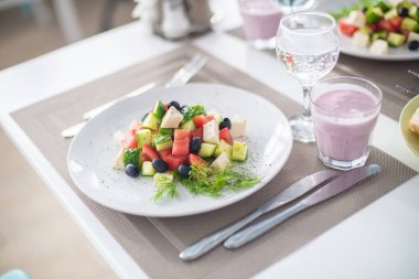 Taze salatalık, domates, tatlı biber, marul, kırmızı soğan, beyaz peynir ve zeytinyağlı zeytin. Sağlıklı yemek, en iyi manzara.