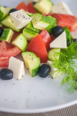 Taze salatalık, domates, tatlı biber, marul, kırmızı soğan, beyaz peynir ve zeytinyağlı zeytin. Sağlıklı yemek, en iyi manzara.