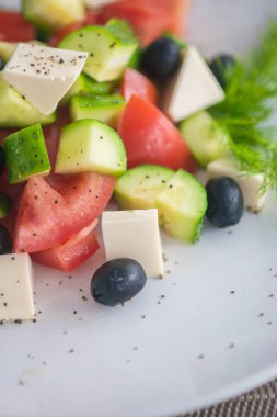 Taze salatalık, domates, tatlı biber, marul, kırmızı soğan, beyaz peynir ve zeytinyağlı zeytin. Sağlıklı yemek, en iyi manzara.