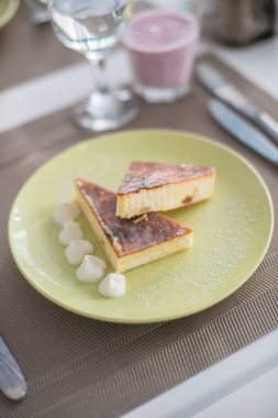 Peynirli kek yoğurt ile krem şanti. Lezzetli tatlı dekore edilmiş