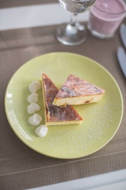 Peynirli kek yoğurt ile krem şanti. Lezzetli tatlı dekore edilmiş