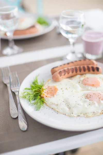 Tradycyjne Śniadanie Kiełbasy Jajka Sadzone Chleb Jogurt — Zdjęcie stockowe