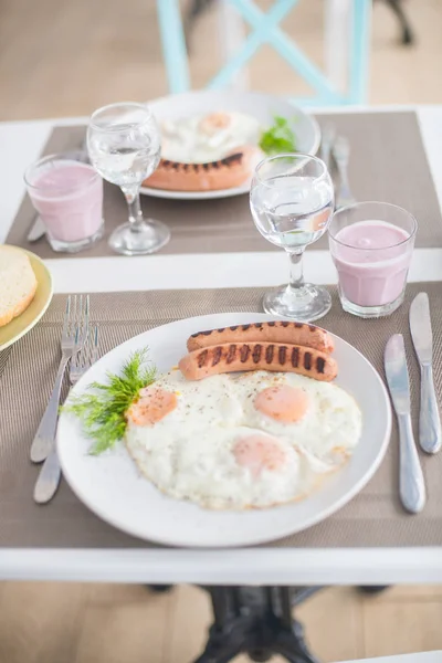 Desayuno Tradicional Con Salchichas Huevos Fritos Pan Yogur — Foto de Stock