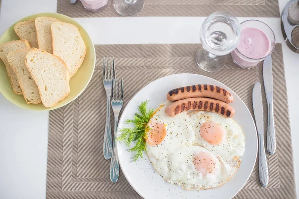 Tradycyjne Śniadanie Kiełbasy Jajka Sadzone Chleb Jogurt — Zdjęcie stockowe
