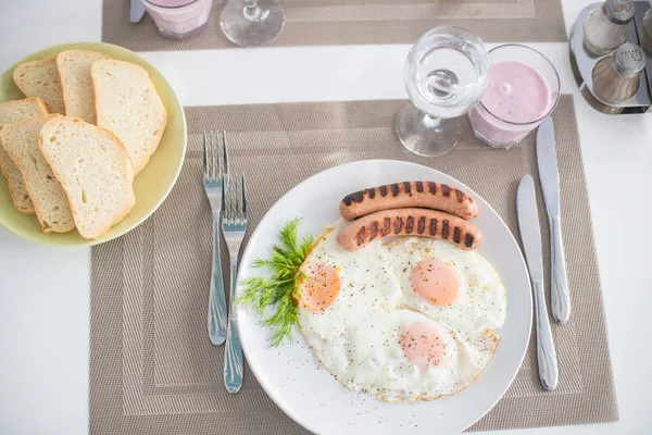 Desayuno Tradicional Con Salchichas Huevos Fritos Pan Yogur — Foto de Stock