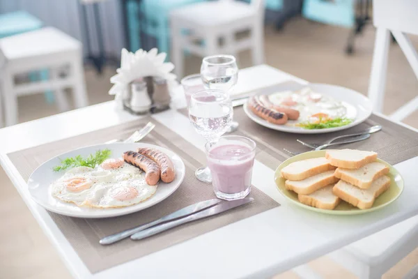 Petit Déjeuner Traditionnel Avec Saucisses Œufs Frits Pain Yaourt — Photo