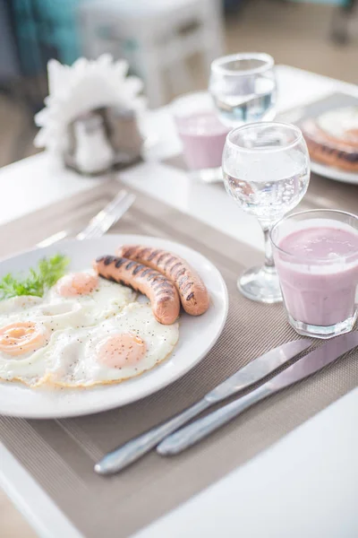 Desayuno Tradicional Con Salchichas Huevos Fritos Pan Yogur — Foto de Stock