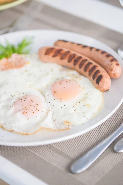 Traditional Breakfast Sausages Fried Eggs Bread Yogurt — Stock Photo, Image