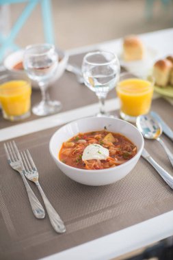 Ukrayna, Rusya ve Polonya mutfağının geleneksel çanak yapılmış pancar ve sebze ve ekşi krema sarımsak rulo ile hizmet Pancar çorbası, kırmızı çorbası