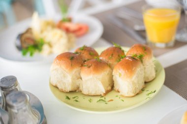 sarımsak ve dereotu ile gür ev yapımı buns