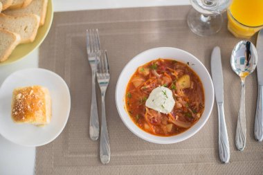 Ukrayna, Rusya ve Polonya mutfağının geleneksel çanak yapılmış pancar ve sebze ve ekşi krema sarımsak rulo ile hizmet Pancar çorbası, kırmızı çorbası