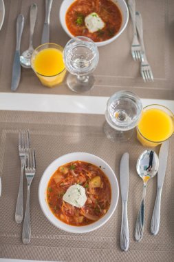 Ukrayna, Rusya ve Polonya mutfağının geleneksel çanak yapılmış pancar ve sebze ve ekşi krema sarımsak rulo ile hizmet Pancar çorbası, kırmızı çorbası