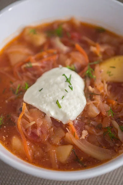 Borscht 由甜菜和蔬菜制成的红汤和大蒜卷的酸霜 乌克兰 俄罗斯和波兰美食的传统菜肴 — 图库照片