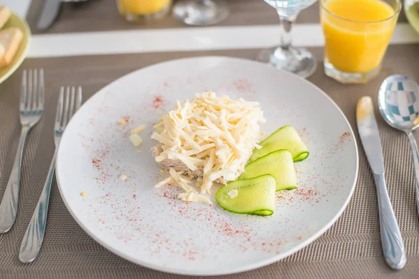 Salată Legume Proaspete Pui Brânză Farfurie Albă Suc Portocale — Fotografie, imagine de stoc