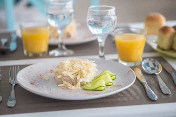 Ensalada Verduras Frescas Con Pollo Queso Plato Blanco Con Jugo —  Fotos de Stock