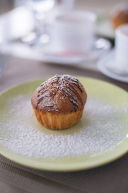 Noel muffins beyaz bir tepside pudra şekeri kaplı