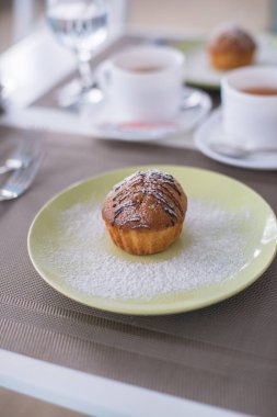 Noel muffins beyaz bir tepside pudra şekeri kaplı