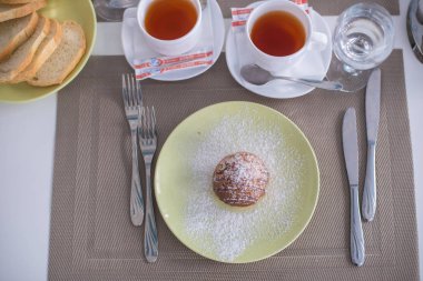 Noel muffins beyaz bir tepside pudra şekeri kaplı