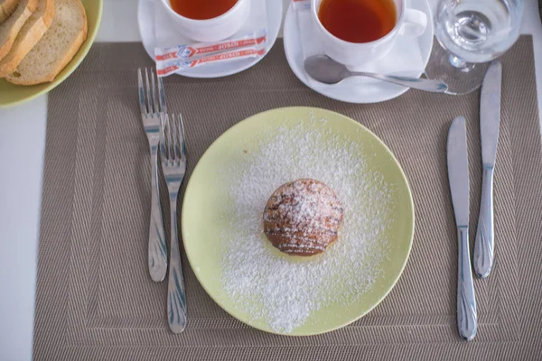 クリスマス マフィン カバー白い皿に粉砂糖 — ストック写真