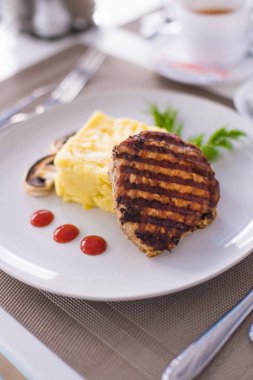 Domuz fileto etli patates püresi, mantar ve beyaz tabak salata Izgara