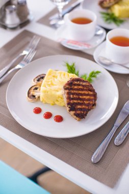 Domuz fileto etli patates püresi, mantar ve beyaz tabak salata Izgara