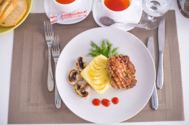 Domuz fileto etli patates püresi, mantar ve beyaz tabak salata Izgara