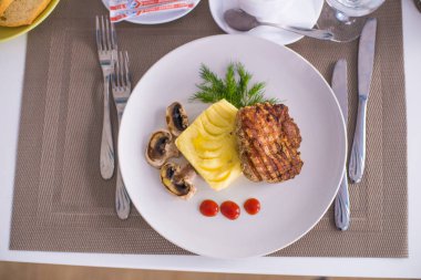 Domuz fileto etli patates püresi, mantar ve beyaz tabak salata Izgara